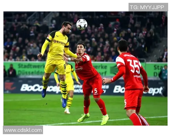 西甲激战曼联险胜那不勒斯乌龙球成比赛转折点引发全场狂欢